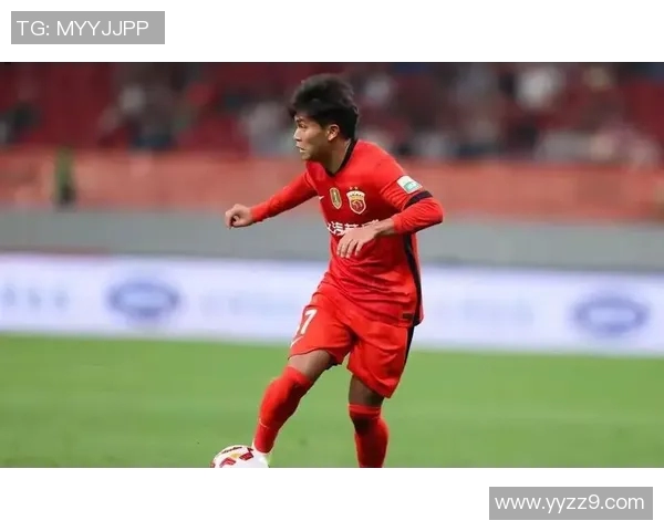 尴尬瞬间成焦点 男足球星遭遇场上失误引发网络热议